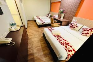 Postel nebo postele na pokoji v ubytování Sky Hotel @ Pudu