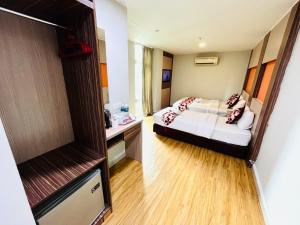 Postel nebo postele na pokoji v ubytování Sky Hotel @ Pudu