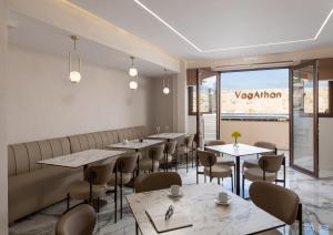 un restaurante con mesas y sillas y una ventana en VagAthan - Lux Holidays, en Afitos