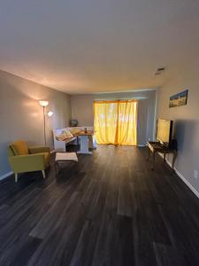 Yellow’s way في أورانج بارك: غرفة معيشة فارغة مع أريكة وتلفزيون