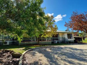 ein Haus mit einem Baum davor in der Unterkunft Golden Heritage Apartments Beechworth in Beechworth