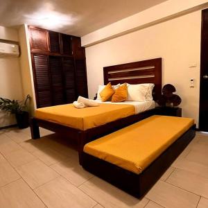 羅昂的住宿－Angelina Villas_R1_Arte Casa_Malapascua，一间酒店客房,房间内设有两张床