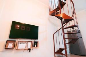 TV a/nebo společenská místnost v ubytování Cozy BNB - Unit L