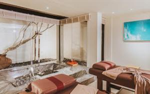 中天的住宿－Sea Sand Sun Resort and Villas - SHA Plus，客房设有两张床和浴缸。