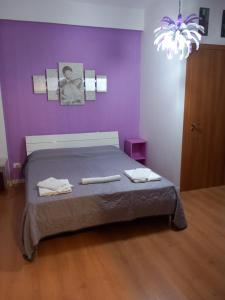 a bedroom with a bed with two towels on it at Dolce dormire in Fulgatore