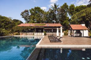 a house with a swimming pool and a gazebo at Pintoresco in Anuling