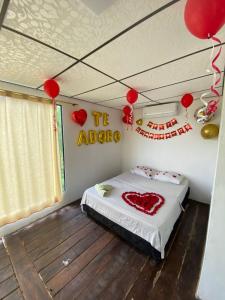 Ένα ή περισσότερα κρεβάτια σε δωμάτιο στο Glamping girardot- finca la perla +18 φωτογραφίες
