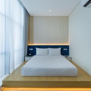 Llit o llits en una habitació de The Risman Hotel At Jakarta Airport CBC