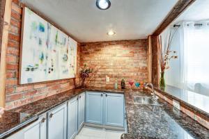 Dapur atau dapur kecil di Step into the French Quarter +8 gambar
