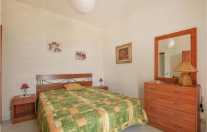 Postel nebo postele na pokoji v ubytování Beautiful Home In Marinella Di Selinunte With Kitchenette