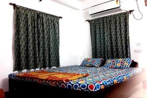 Llit o llits en una habitació de Goroomgo Sandhya Guest House Digha