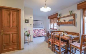 cocina y comedor con mesa y sillas en Casa Il Capriolo, en Sassalbo