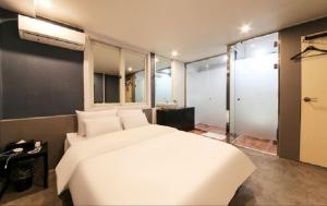 Uma cama ou camas num quarto em Gamdong Hotel