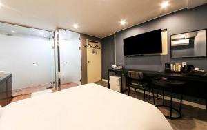 Uma televisão e/ou sistema de entretenimento em Gamdong Hotel