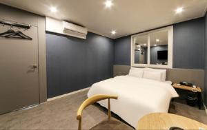 Postel nebo postele na pokoji v ubytování Gamdong Hotel