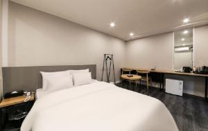 Uma cama ou camas num quarto em Gamdong Hotel
