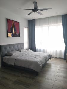 1 dormitorio con 1 cama y ventilador de techo en The Octagon Ipoh, en Ipoh