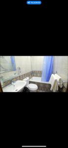 y baño con lavabo, aseo y espejo. en Habibi Bukhara, en Bukhara