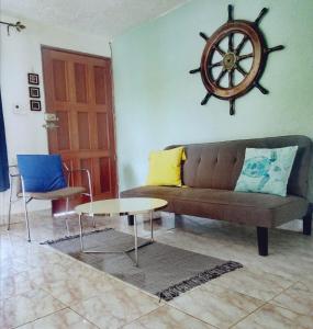 sala de estar con sofá y mesa en Mi Otoch en Cancun jardín terraza asador en Cancún