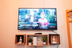 una TV a schermo piatto appesa a un muro di Cozy BNB - Unit G a Città di Batangas