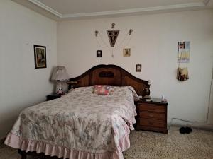 1 dormitorio con 1 cama y vestidor con colcha en Casa Martha, en Ciudad Nezahualcóyotl