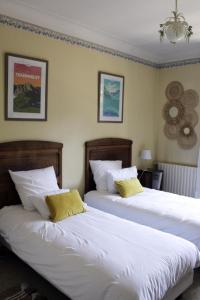 two beds sitting next to each other in a bedroom at Villa les Isards au cœur d'Argelès-Gazost in Argelès-Gazost +9 photos