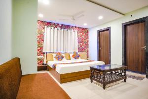 Ένα ή περισσότερα κρεβάτια σε δωμάτιο στο FabHotel Uday Vilas