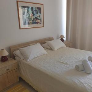 een slaapkamer met een bed met 2 kussens erop bij EMILIA 10 STUDIO in Polis Chrysochous