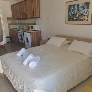 een slaapkamer met een groot bed en handdoeken bij EMILIA 10 STUDIO in Polis Chrysochous