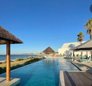 una piscina con vistas al océano en Ocean View Villa, 2 bedroom en Mandurah
