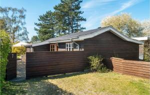 una casa con una valla delante en Stunning Home In Fårevejle With Wifi, en Fårevejle 10 fotos más