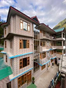un edificio que se está construyendo con andamios. en Majestic Mountain Bhaiji Guest House, en Kasol