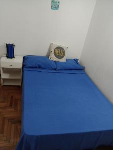 1 cama con colchón azul en una habitación en Cielo azúl en Mar del Plata