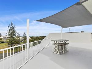 un tavolo e delle sedie sul balcone di una casa di Kawana Beachside Getaway 1 Bedroom Apartment a Buddina Altre 4 foto
