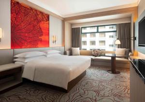 Postel nebo postele na pokoji v ubytování Sheraton Saigon Grand Opera Hotel