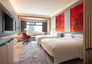 Postel nebo postele na pokoji v ubytování Sheraton Saigon Grand Opera Hotel