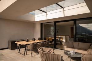una sala de estar con una mesa y sillas en View House - Chalet Goyen, en Scena