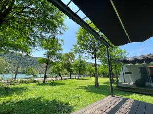 Blick auf den See von der Veranda eines Hauses in der Unterkunft 天ㄟ露營車 in Dongshan