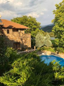 una casa con piscina en el patio en Heritage home Ustikolina en Foča
