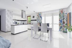 Kitchen o kitchenette sa Wonderful Apartment Garden Residence by Renters