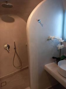 a bathroom with a shower and a sink at Cueva House in Vóthon