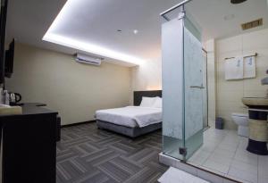 北赖S Hotel Seberang Jaya的一间带床和浴室的酒店房间