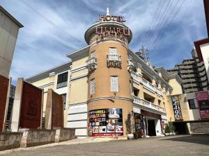 un edificio con un cartello in cima di HOTEL ULURU a Kobe