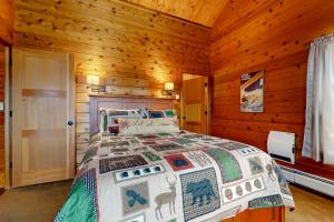 een slaapkamer met een bed in een blokhut bij Mountain View Chalet in West Dover +23 foto's