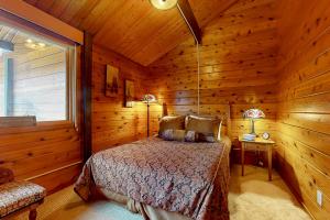 Säng eller sängar i ett rum på Mountain View Chalet
