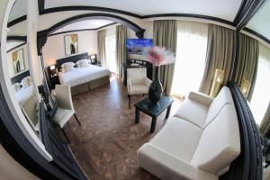 Телевізор і / або розважальний центр в Hôtel L'Abbaye