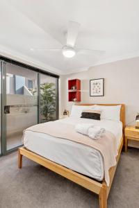 1 dormitorio con cama grande y ventana grande en 2 Royal Rest Quality 2br West Perth-parking en Perth