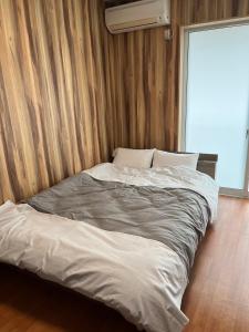 Un pat sau paturi într-o cameră la Cycle Guest House SHIOKAZE