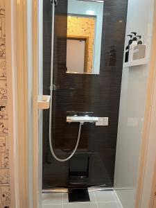 bagno con lavandino e specchio di Cycle Guest House SHIOKAZE a Setoda