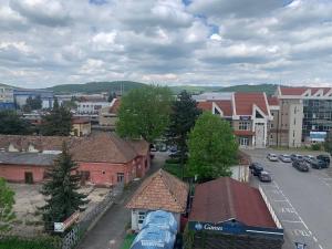 an aerial view of a town with buildings and cars at Apartament Deluxe Bistrita in Bistriţa